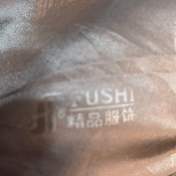 Fushi Glossy black faux fur with a beautiful rich sheen unlike flat faux furs - Picture 6 of 8